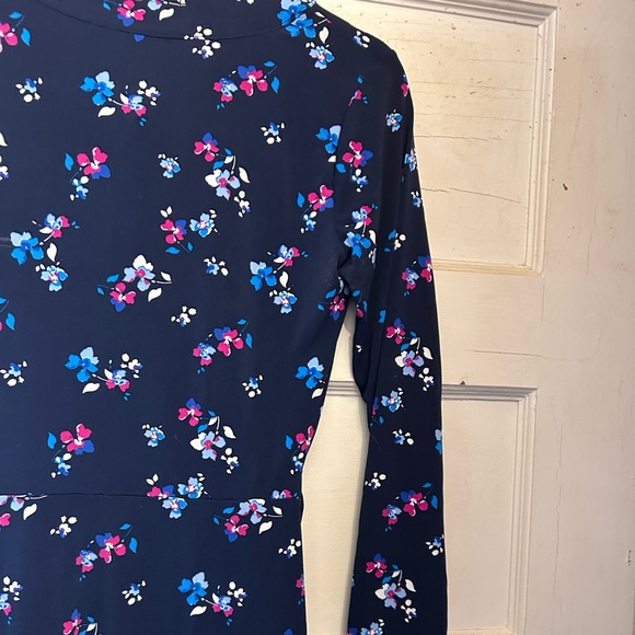 NWT VERSATILE Floral Wrap Dress w/V Neck and a Comfortable Knit Fit - Picture 9 of 10